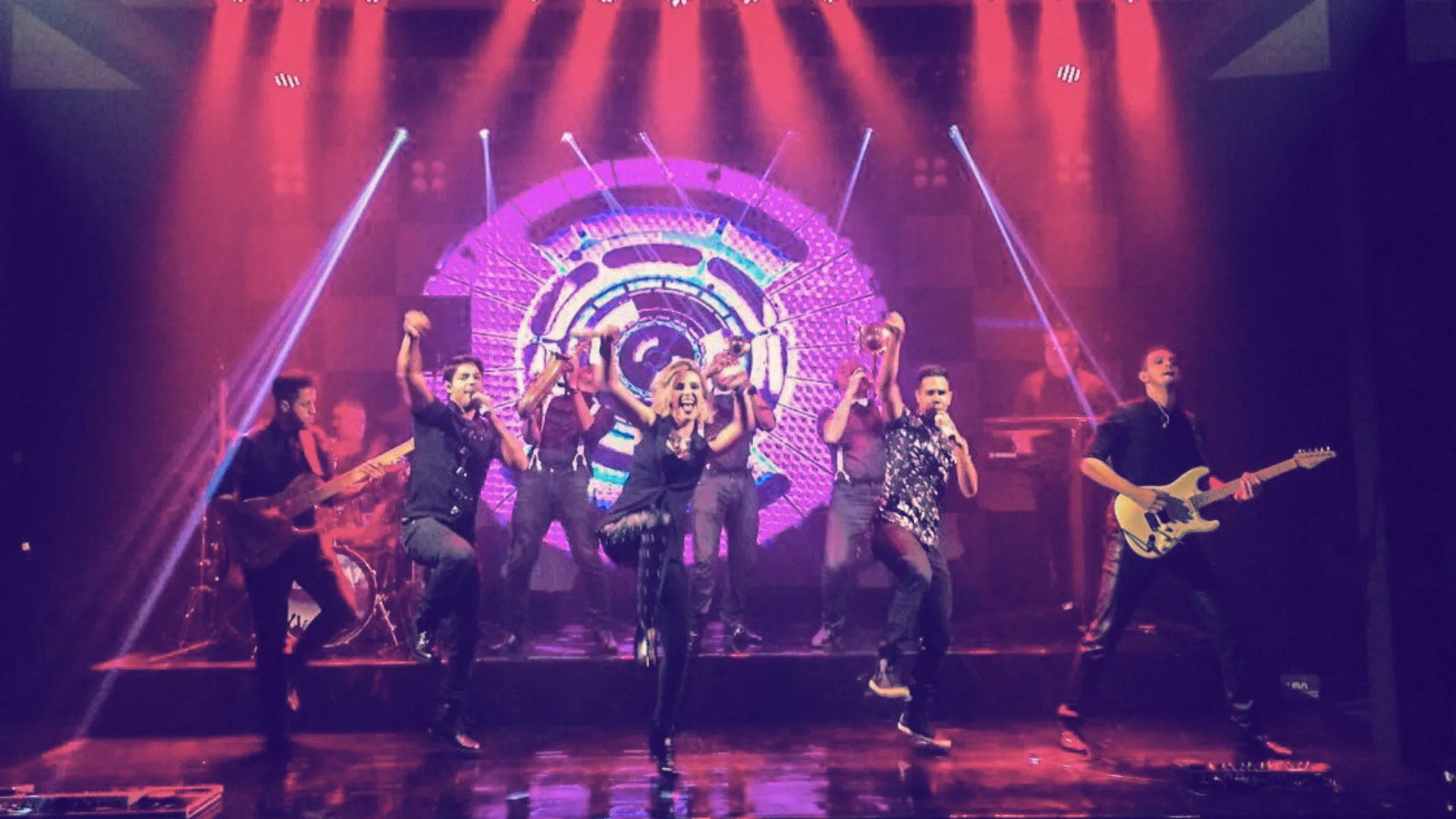 Banda M7 — banda para casamento em São Paulo em performance ao vivo com pista cheia